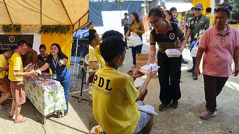 Army reservists nanghatag og
pinaskohan sa Mandaue City Jail