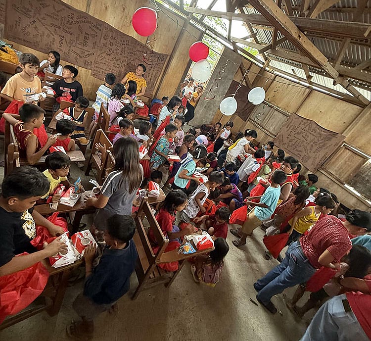 Over 100 Kids Experience Christmas Joy at Lapu-Lapu Dumpsite Event