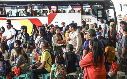 EXODUS. Passengers intending to spend the holidays in the provinces crowd a bus terminal in Cubao, Quezon City on Saturday (Dec. 20, 2025). The same scenario is expected until Christmas Day. (PNA photo by Joan Bondoc)