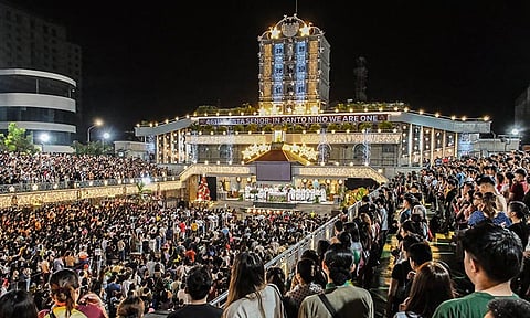 Unang adlaw sa Misa de Gallo sa Basilica Minore Del Sto . Niño. 