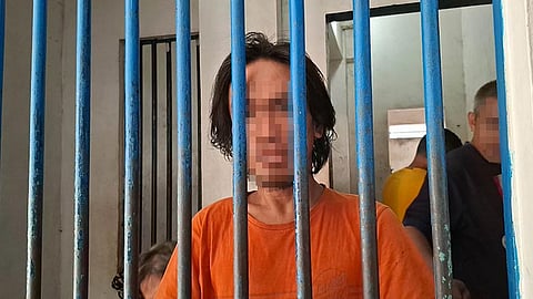 Nangawat og selpon sa iyang higala, sikop