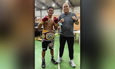  KAMPIYON. Malipayong nagpahulagway si Arlando Senoc (wala) kauban ang iyang manager nga si Big Yellow Boxing Promotions head Seth Oliver Tio (tuo) human niya naangkon ang World Boxing Organization (WBO) Asia-Pacific Youth flyweight title niadtong Dominggo, Disyembre 21, 2025, sa main event sa "Bakbakan Singko sa Naga" boxing promotion sa Enan Chiong Sports Complex sa City of Naga, Cebu. / 