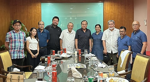 PANAGTIGOM: Si Manlalaban Jesus "Sonny" Garcia, Jr. (ikalima gikan sa wala) ug kanhi Deputy House Speaker Pablo John "PJ" Garcia (ikaunom gikan sa wala) nagpahulagway uban sa mga sakop sa Board of Directors sa Akademiyang Bisaya (Akabi) atol sa tigom ug Christmas party sa board niadtong Disyembre 23, 2025. Atol sa tigom, gipahibawo ni Manlalaban Sonny Garcia ang iyang  pagretiro isip tagasiya ug pagpuli ni Manlalaban PJ Garcia. / 