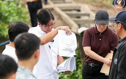 FLOOD CONTROL. President Ferdinand R. Marcos Jr. reads documents about a river wall project that was supposed to be constructed in Baliwag City, Bulacan on Aug. 20, 2025. Marcos has placed flood control at the forefront of his administration’s anti-corruption efforts, pushing for transparency and accountability. (PCO photo)