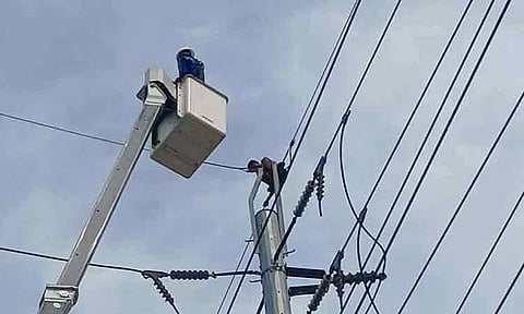 An individual climbed a utility post in Barangay Ilang, Davao City on Thursday, December 25, prompting an emergency power interruption.
