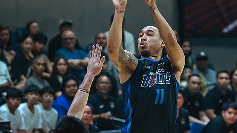  KNOCKOUT. Miitsa si Meralco Bolts star Chris Newsome ning aktuha batok sa Rain or Shine Elasto Painters sa PBA Philippine Cup quarter-finals knockout game niadtong Lunes sa gabii, Disyembre 29, 2025, sa Smart Araneta Coliseum. / 