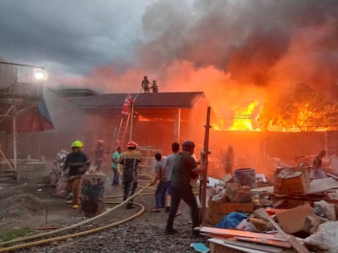 

BACOLOD. A total of six houses and an industrial building were razed by fire at Luzuriaga Street, Barangay 31, Bacolod City on Tuesday afternoon, December 30, 2025.