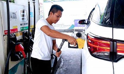PRICE HIKES. A gas station attendant fills up a vehicle in Quezon City on Sept. 19, 2023. Oil companies on Monday (Jan. 12, 2026) announced a PHP0.30 per liter increase in fuel prices. (File photo)