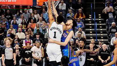  HIGANTE: Nakahansak ang batan-ong higante sa San Antonio Spurs nga si Victor Wembanyama (No. 1) ning aktuha taliwala sa pilit nga depensa ni Oklahoma City Thunder big man Chet Holmgren sa usa sa mga aksiyon sa NBA kagahapon, Miyerkules, Enero 14, 2026 (PH time). / San Antonio Spurs FB Page
