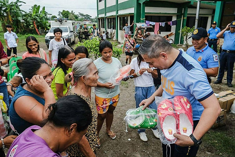 PRO-NIR holds giftgiving in Moises Padilla evacuation center