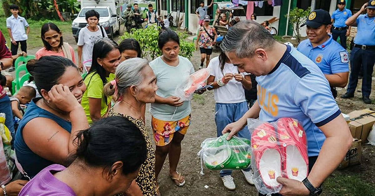 PRO-NIR holds giftgiving in Moises Padilla evacuation center
