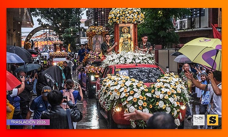 Les fidèles affluent dans les rues au milieu des pluies