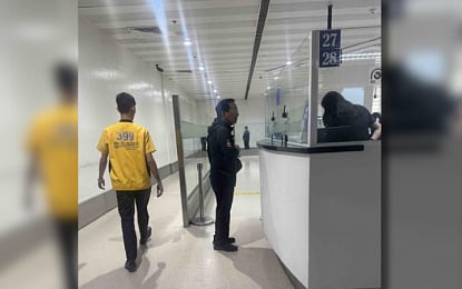 BACK IN PH. Former Department of Public Works and Highways secretary Manuel Bonoan undergoes immigration check at Ninoy Aquino International Airport Terminal 3 in Pasay City on Sunday morning he came from Taipei via China Airlines flight CI0701. (Photo courtesy of BI)