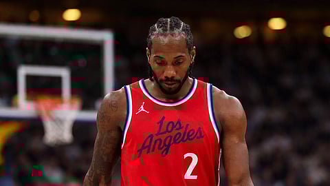 Leonard shines in return as Clippers down rival Lakers