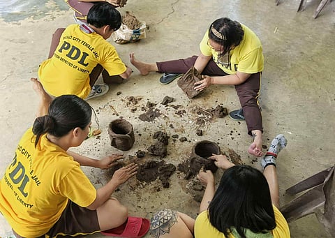 ROLLING THE CLAY. The workshop starts with the participants rolling the terra cotta.