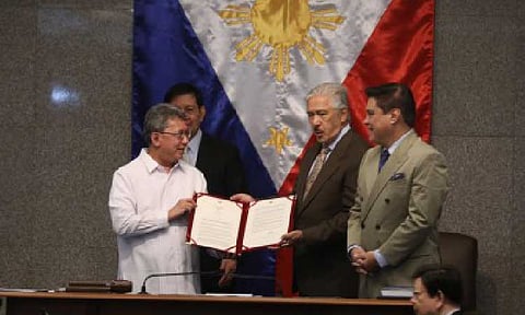 DEDICATED. Senate President Vicente Sotto III (right) on Wednesday (Jan. 28, 2026) leads the chamber in honoring Senate Secretary Renato Bantug Jr. for his outstanding leadership and dedicated service to the institution and the nation. The Senate unanimously adopted Resolution No. 32 to express its highest commendation and gratitude to Bantug, citing his distinguished 32-year career in public service. (PNA photo by Avito Dalan)
