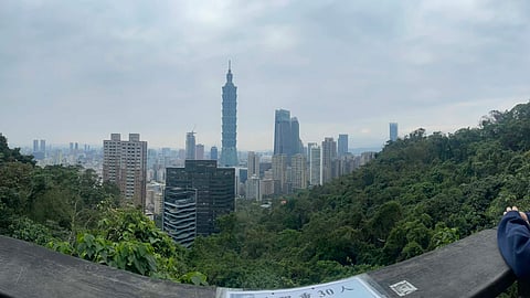 Super Suroy: Taiwan: Kasaysayan, kalikupan, ug modernong siyudad