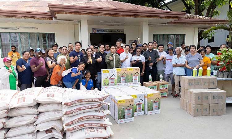 Angeles execs turn over
2 projects to city farmers