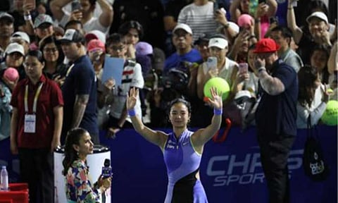 NOT THIS TIME. Filipino star Alex Eala acknowledges the Philippine Women's Open crowd at jampacked Rizal Memorial Tennis Center in Manila on Thursday night (Jan. 29, 2026). She bowed to Camila Osorio of Colombia, 6-4, 6-4, in the quarterfinals. (PNA photo by Avito Dalan)