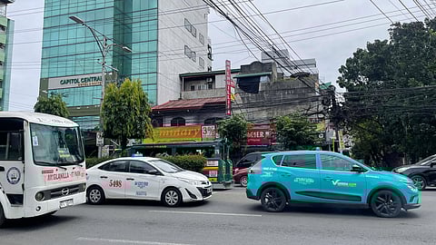 Mga e-taxi mibiyahe na taliwala
sa nagpadayon nga panagsabot 