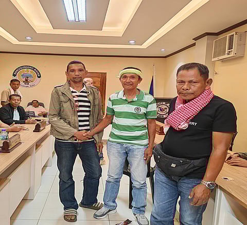 ZAMBOANGA. Two warring families in Panamao, Sulu, sign a peace pact on Thursday, January 29, ending their disputes through the coordinated efforts of the municipal government and the 21st Infantry Battalion. 