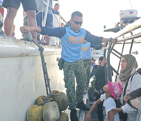 ZAMBOANGA. Maritime policemen and Philippine Coast Guard personnel safely rescue some 200 passengers from a vessel in distress at sea on Monday, February 2, along the seawaters of Pangasaan Island, Lantawan, Basilan. 