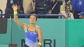COMEBACK QUEEN. Alexandra Eala waves to fans after a thrilling 2–6, 6–4, 7–6 (5) comeback win over Aliaksandra Sasnovich on Wednesday night at the Abu Dhabi WTA tournament, advancing to the quarterfinals.