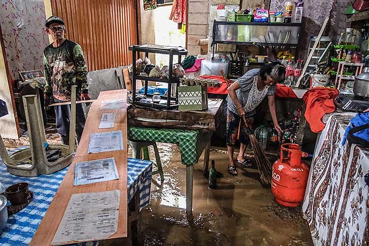 Tropical Depression Basyang Floods Southern Cebu, Displaces Thousands