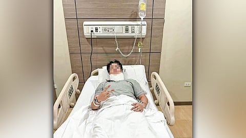 HOSPITAL ARREST: Pabilin pa sa usa ka pribado nga tambalanan ang drayber sa AUV nga si Sean Andrew Pajarillo, 21, nga giban­tayan sa mga polis sa Cebu City Police Office. Makita sa maong hulagway nga nagsinyas og peace sign ang maong suspek. 