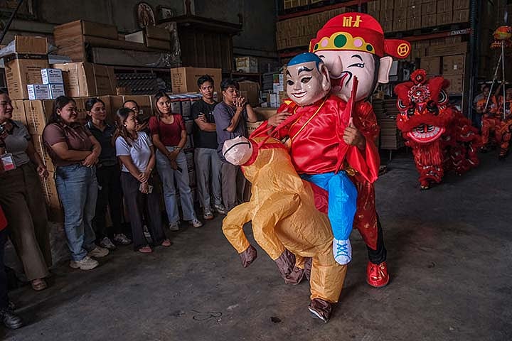 Lion and Dragon Dances Herald Chinese New Year in Cebu with Fire Horse Rituals