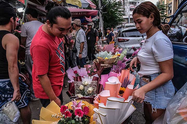 Inflation hits Valentine gifts