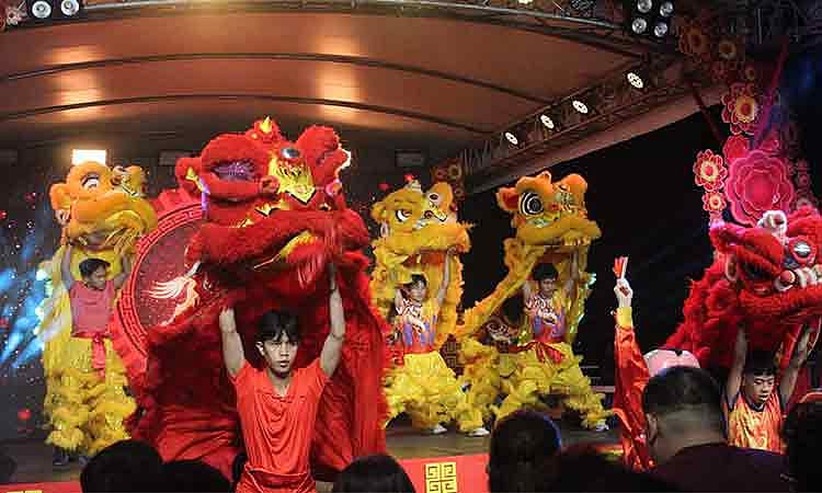Filipino-Chinese community in Davao City celebrates New Year on Bucana Bridge