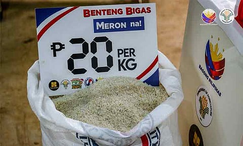 The P20 “Benteng Bigas, Meron Na!” Rice Project has officially started in two barangays in Davao City. Ceremonial rice selling kicked off in Brgy. Matina Crossing and Brgy. Tungkalan in Toril District, with Matina Crossing being the first barangay in the Philippines to roll out the program.