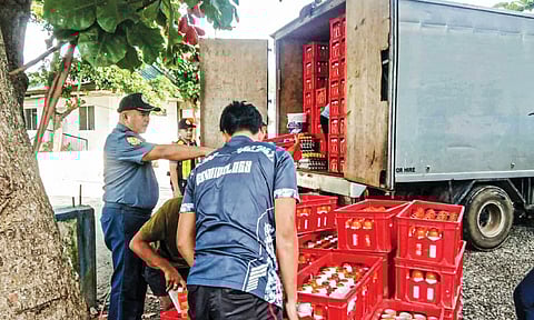 WALAY DOKUMENTO: Gidiskarga sa mga awtoridad ang mga kinahon nga butane canister gikan sa truck human kini nasakmit atol sa gihimong checkpoint sa Lungsod sa Tudela, Isla sa Camotes.  