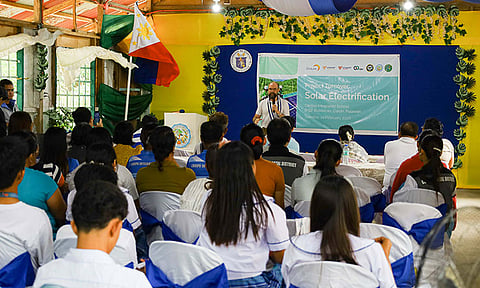 Solar Power mihatag kahayag, paglaom sa Canipo School sa Coron