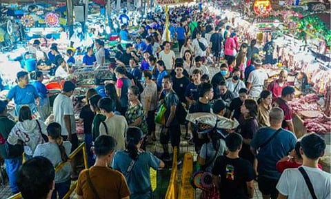 FOOD INFLATION. Shoppers crowd the Farmers Market in Quezon City on Dec. 30, 2025. The Department of Agriculture on Friday (March 6, 2026) assured that contingency measures are in place, alongside a close watch on food inflation amid rising inflation pressures as tensions in the Middle East continue. (PNA photo by Robert Oswald P. Alfiler)