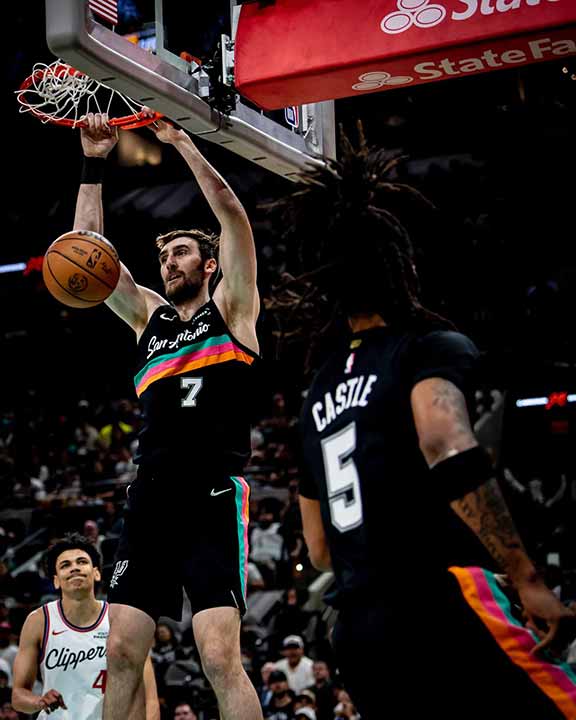 Spurs rally from 25 down to clip Clippers