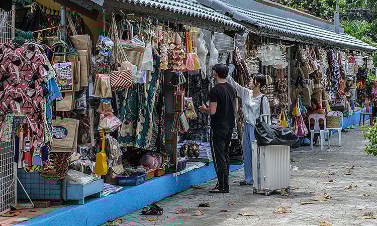 Kita sa mga tindera og souvenir items sa Liberty Shrine, mihinay