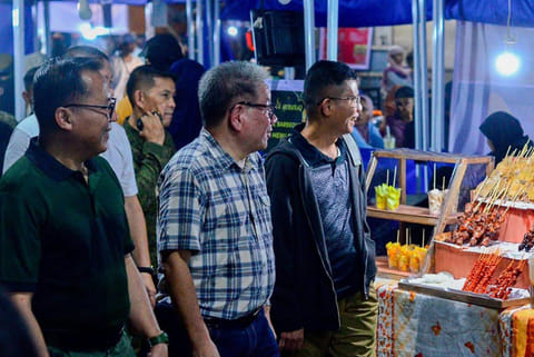 ZAMBOANGA. Major General Leonardo Peña, 11th Infantry Division commander, Jolo Mayor Edsir Tan, and Brigadier General Emmanuel Cabasan, 1103rd Infantry Brigade commander (from left), visit the Jolo Night Market Thursday evening, March 5, to ensure order during Ramadan.
