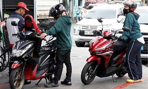 OIL PRICES. Motorists line up to refuel at a gas station in Paco, Manila in this Jan. 19, 2026 photo. The Energy Regulatory Commission on Friday (March 6, 2026) said regulatory safeguards are in place to protect consumers against stakeholders that will take advantage of the rising oil prices as a result of the ongoing conflict in the Middle East. (PNA photo by Yancy Lim)
