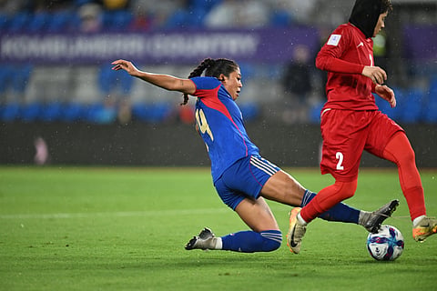 BALL BATTLE. Filipinas player Mallie Ramirez battles for possession with Iranian player Itefeh Imani.