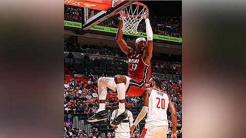 83 PUNTOS. Mikumpayot sa ring si Miami Heat big man Bam Adebayo human siya nakahansak batok sa Washington Wizards sa usa sa mga aksyon sa NBA kagahapon, Miyerkules, Marso 11, 2026 (PH time). Ning sangkaa, mitali og makasaysayong 83 puntos si Adebayo. / Miami Heat FB Page
