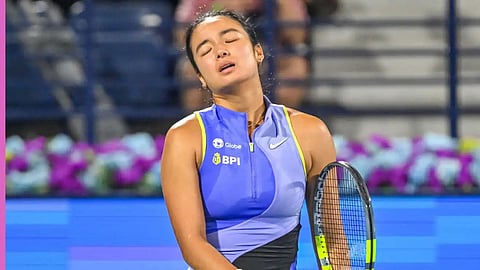 Si Filipina Tennis star Alex Eala. 