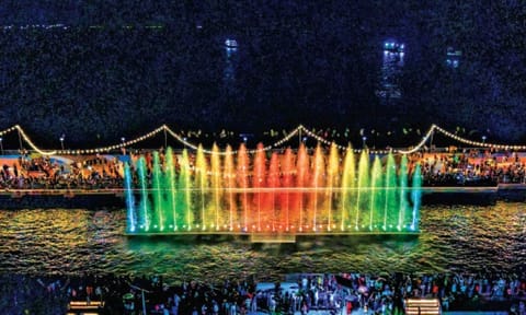 Kahayag ug tubig: WaterLight Symphony sa Naga