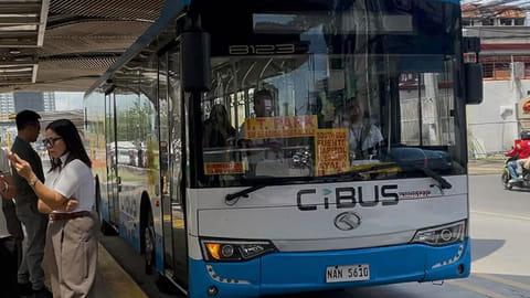 Mga pasahero naglibog sa unang adlaw sa CBRT 