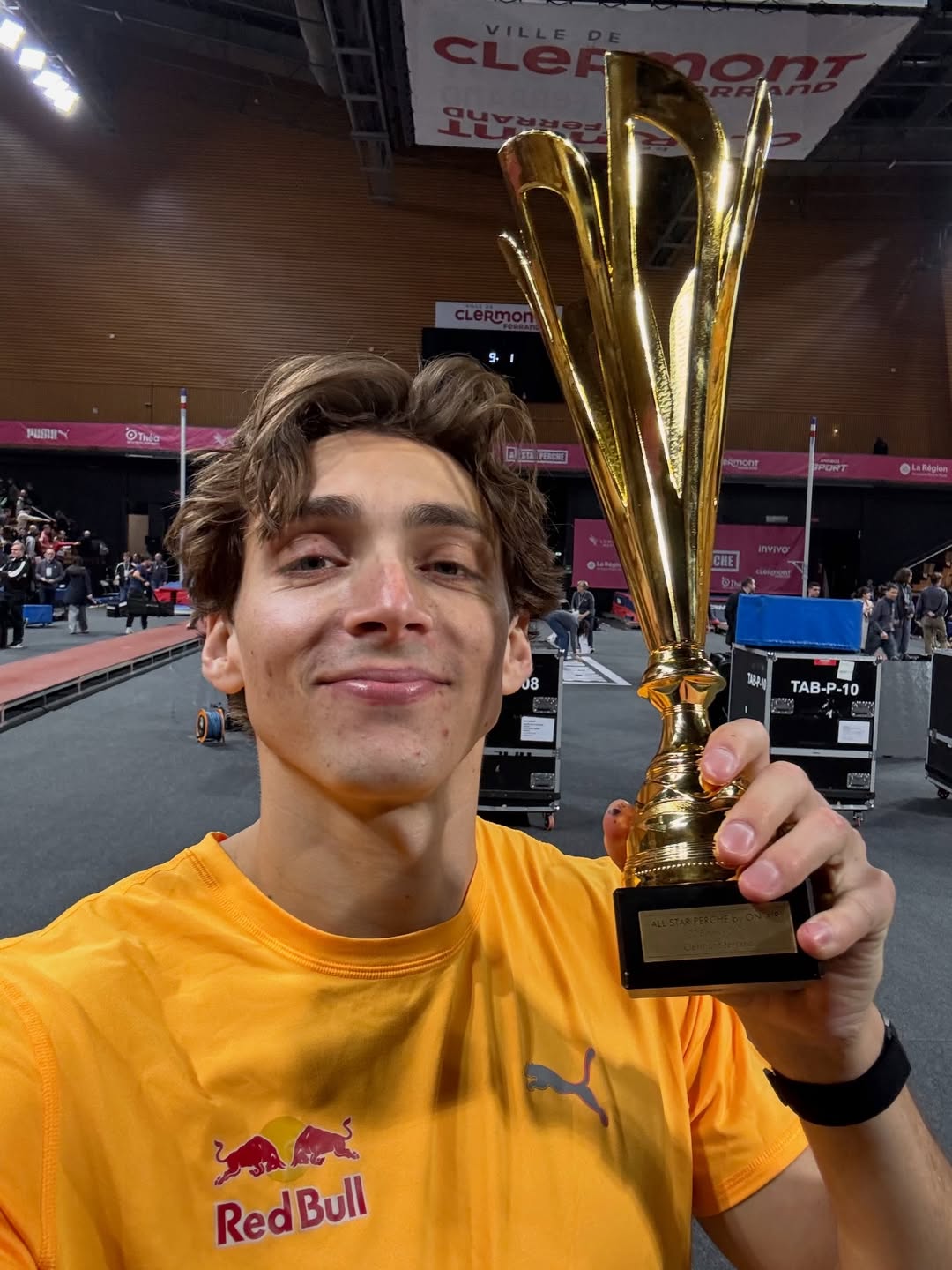 Duplantis breaks world pole vault record