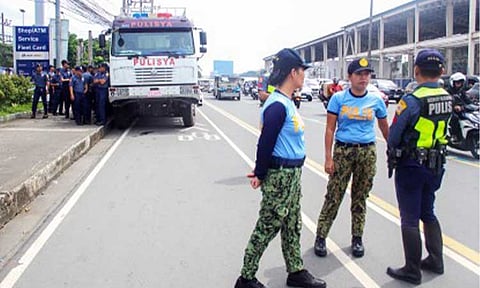 READY. Police officers are deployed to the Philcoa area along Commonwealth Avenue during a transport strike in this Sept. 17, 2025 photo. The Philippine National Police on Tuesday (March 17, 2026) expressed readiness to ensure peace and order for the nationwide transport strike on Thursday (March 19) to be staged by PISTON in response to rising fuel prices. (PNA photo by Robert Oswald P. Alfiler)