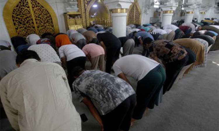 HOLY MONTH. Filipino Muslims pray during a midday prayer at the Golden Mosque in Quiapo, Manila on Feb. 18, 2026. The Philippine National Police on Friday (March 20) said security measures are in place to ensure the peaceful and orderly celebration of Eid'l Fitr, which marks the end of Ramadan. (PNA photo by Yancy Lim)