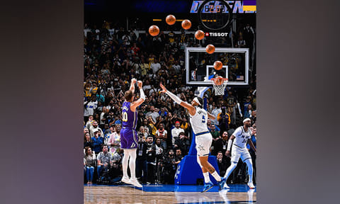  DAOG: Niitsa si  Luke Kennard (wala) atubangan ni Orlando Magic guard Paola Banchero sa game-winning shot para sa Los Angeles Lakers sa National Basketball Association. / 