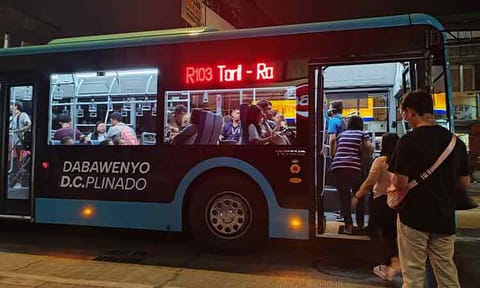 LIBRENG SAKAY. Dabawenyo commuters line up to board a DC Bus along C.M. Recto Street in Davao City on Thursday evening, March 12, 2026. Amid the continued rise in fuel prices, more residents are opting to take public transportation instead of using their private vehicles. The Davao City Government announced that the Davao City Interim Bus Service (DIBS) will continue to provide free rides to commuters as oil prices surge due to the ongoing conflict in the Middle East. 